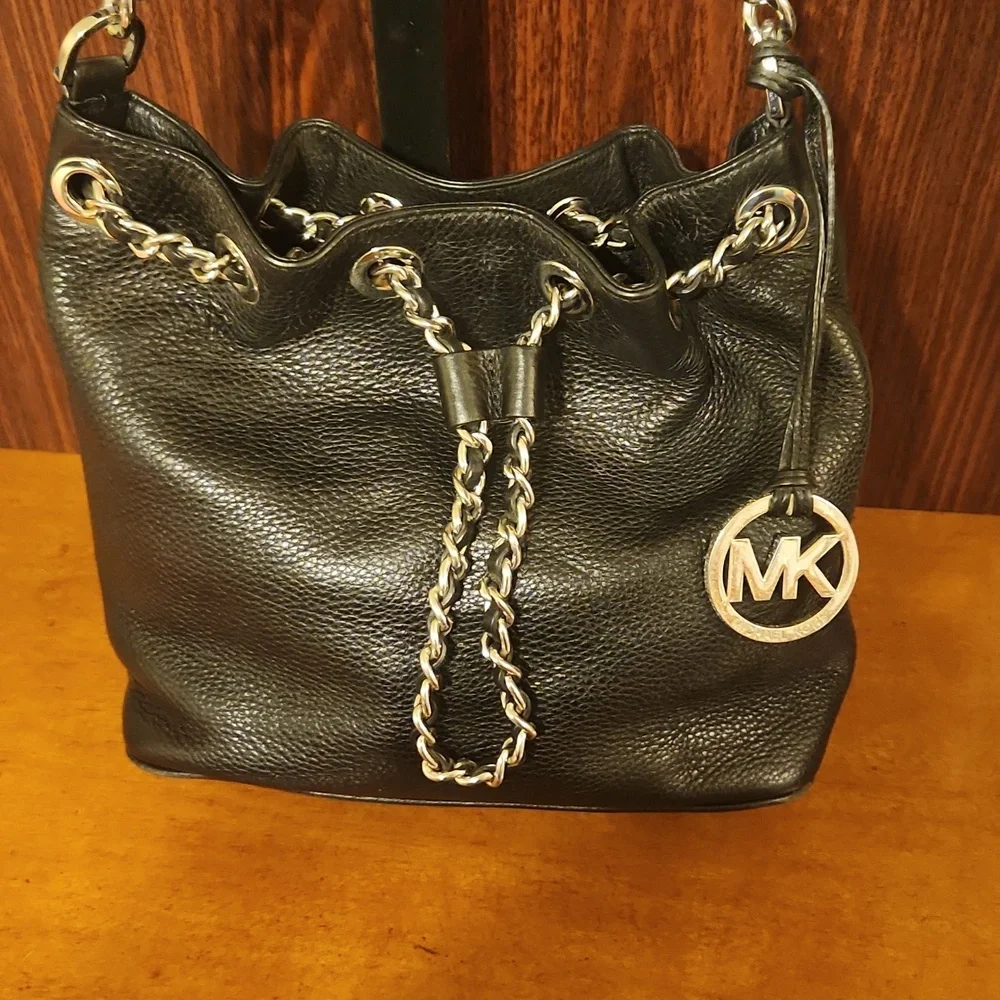 Beautiful Michael Kors Purse - Picture 2 of 8